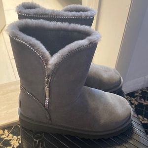 Gray Ugg boots worn few times. it has a little to no damage.